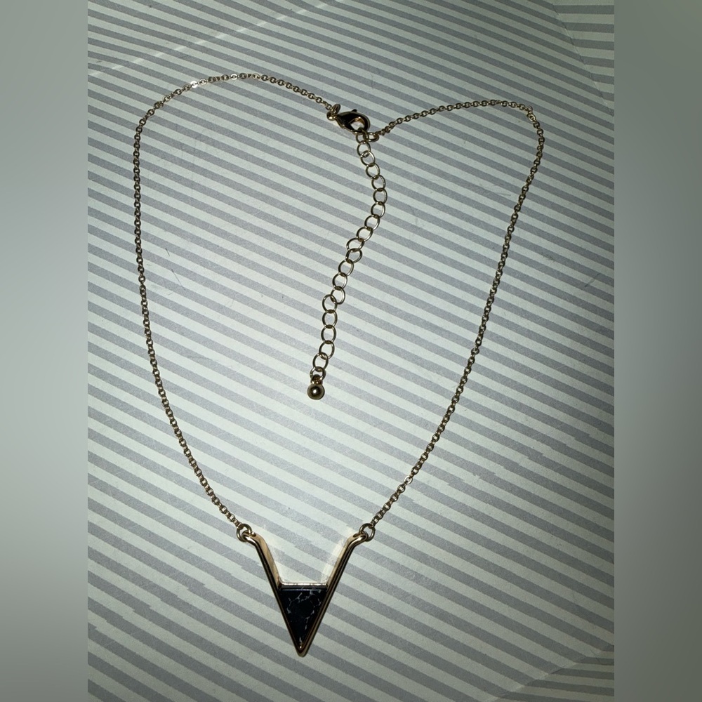 Source Unknown Goldtone and Black V-Pendant Necklace - Picture 7 of 9